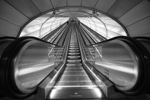 La importancia de la seguridad en las escaleras mecánicas modernas